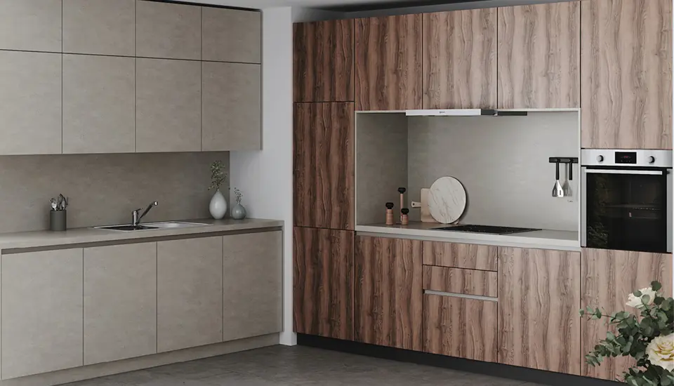 Moderne Küche mit matten Fronten in Betonoptik und warmen Holzdekoren, integriertem Backofen, flächenbündigem Kochfeld und minimalistischer Nischenlösung; klare Linien, dezente Farben und stilvolle Accessoires.